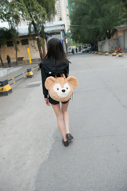 [魔镜街拍] 132 足球场肉丝美腿小姐姐口罩掩盖不住你的微笑 - 魔镜街拍